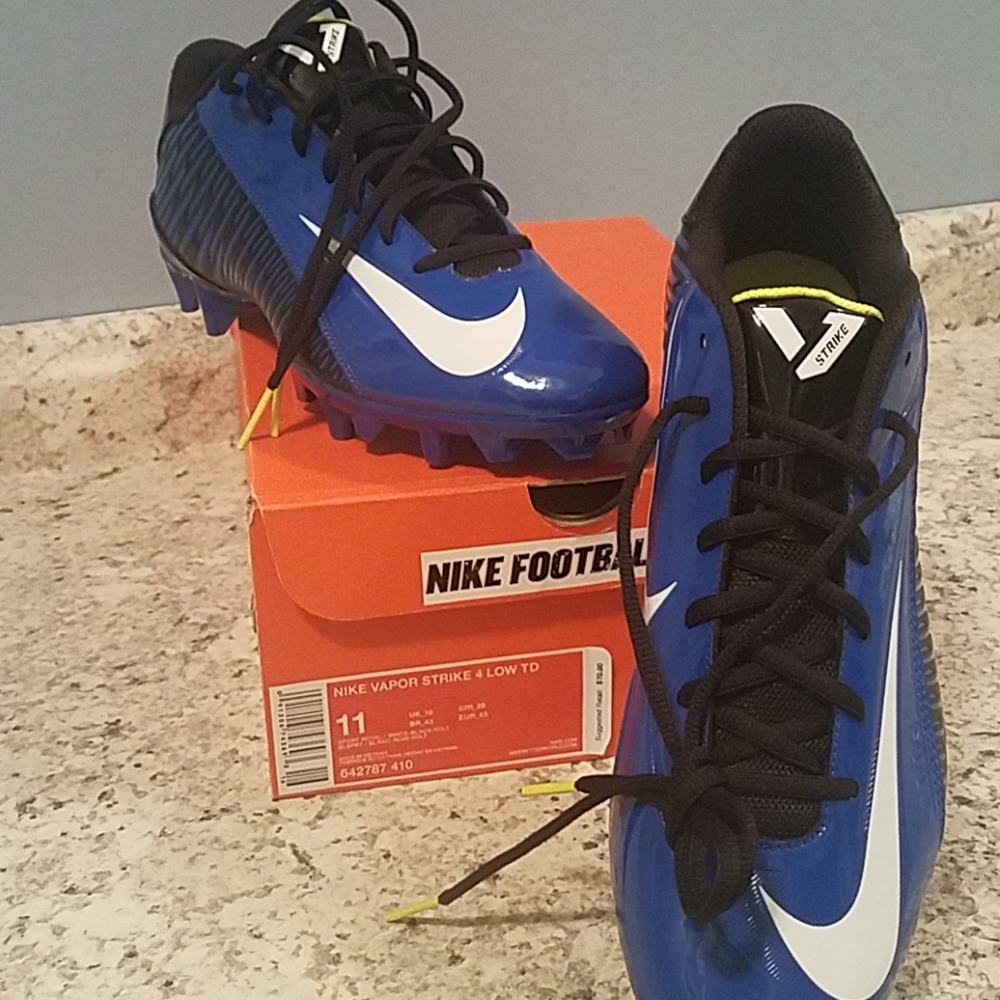 NEW Nike Mens Soccer Cleats